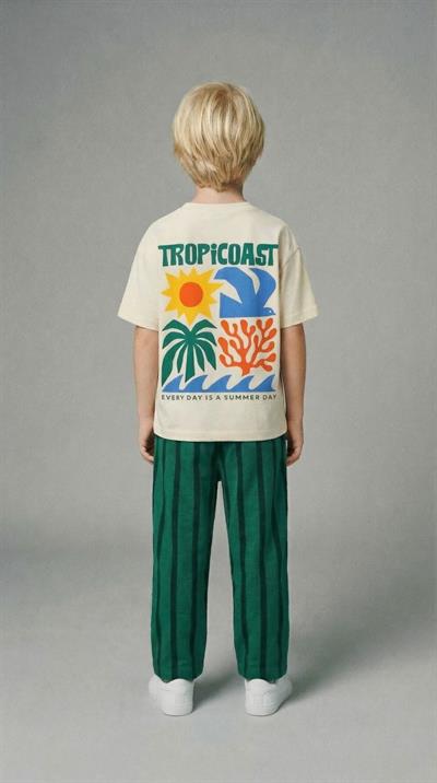 Çocuk Pamuklu Bej Baskılı T-Shirt ve Yeşil Çizgili Eşofman Takım