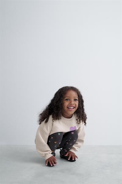 Kız Çocuk Pamuklu Bej Kalpli Sweatshirt ve Renkli Kalpli Siyah Tayt Takım