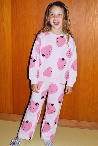 Kız Çocuk Çilek Desenli Pembe Sweatshirt ve Eşofman Takımı