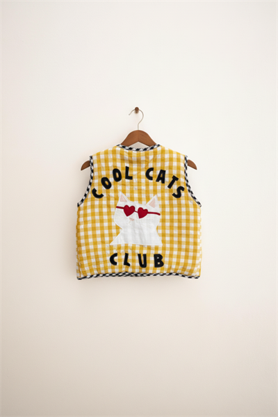 Unisex Çocuk Pamuklu Sarı Ekose Cool Cats Club Yelek - Kalpli Gözlüklü Kedi Aplikeli