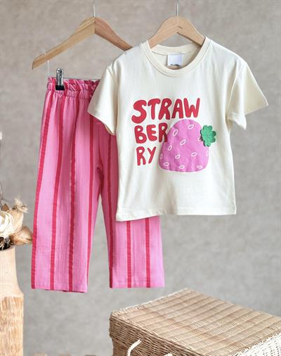 Kız Çocuk Pamuklu Ekru Çilek Desenli T-shirt ve Pembe Çizgili Bermuda Takım - Strawberry Sloganlı