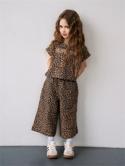 Kız Çocuk Pamuklu Kahverengi Leopar Desenli Takım - Kısa Kollu T-shirt ve Bol Paça Pantolon