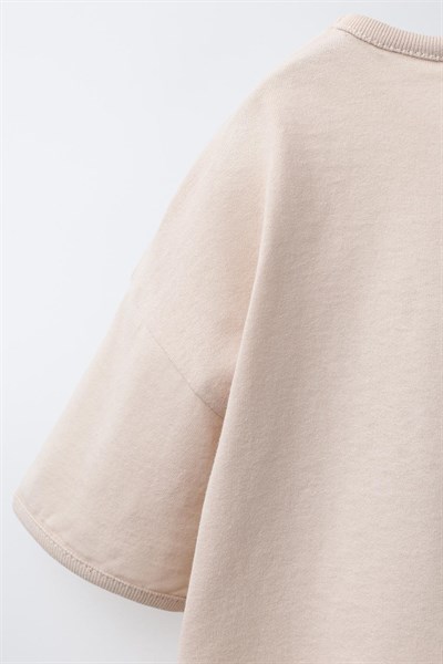 Kız Çocuk Pamuklu Bej Çiçek Desenli Kalp Aplikeli Takım - Kısa Kollu T-Shirt ve İspanyol Paça Taytlı Set