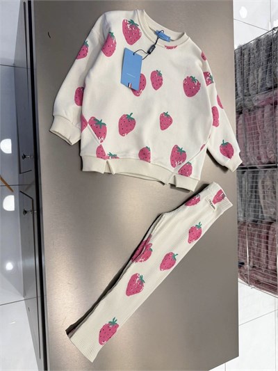 Kız Çocuk Pamuklu Çilek Desenli Ekru Sweatshirt ve Fitilli Tayt Takımı