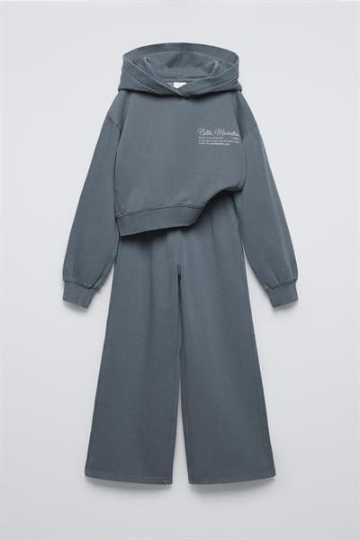 Kız Çocuk Pamuklu Füme Kapüşonlu Sweatshirt ve Geniş Paça Eşofman Takım – Minimal Yazı Baskılı Rahat Stil