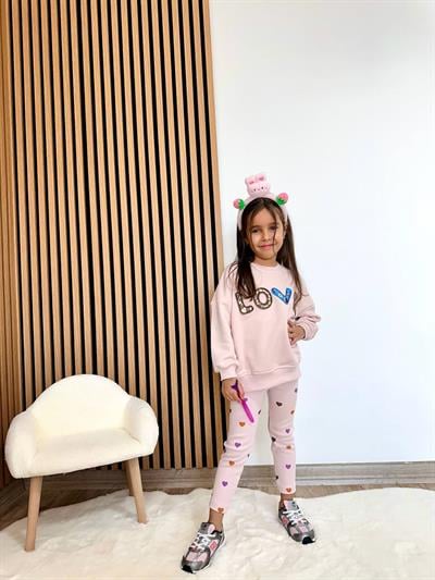 Kız Çocuk Pamuklu Pembe LOVE Nakışlı Sweatshirt ve Kalpli Tayt Takım – 2li Rahat Günlük Set