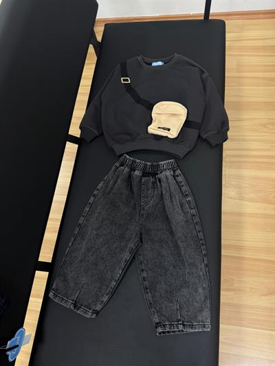 Erkek Çocuk Pamuklu Siyah Çantalı Sweatshirt ve Geniş Paça Pantolon Takım – Günlük Rahat Stil