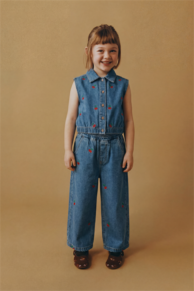 Kız Çocuk Pamuklu Mavi Kiraz Nakışlı Denim Takım - Kolsuz Gömlek Yaka & Geniş Paça Pantolon