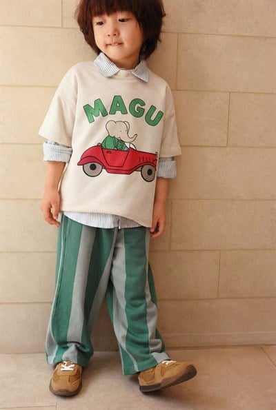 Erkek Çocuk Pamuklu Ekru Magu Baskılı T-Shirt ve Çizgili Eşofman Takım