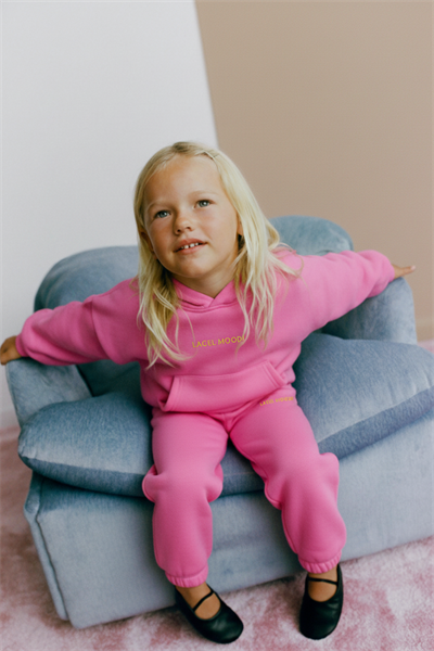 Kız Çocuk Pamuklu Pembe Kapüşonlu Eşofman Takımı – Rahat ve Trend Tasarım