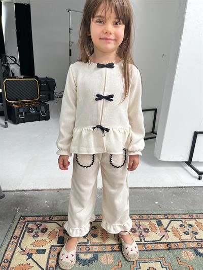 Kız Çocuk Pamuklu Krem Şık Fiyonk Detaylı Takım – Rahat ve Zarif Tasarım