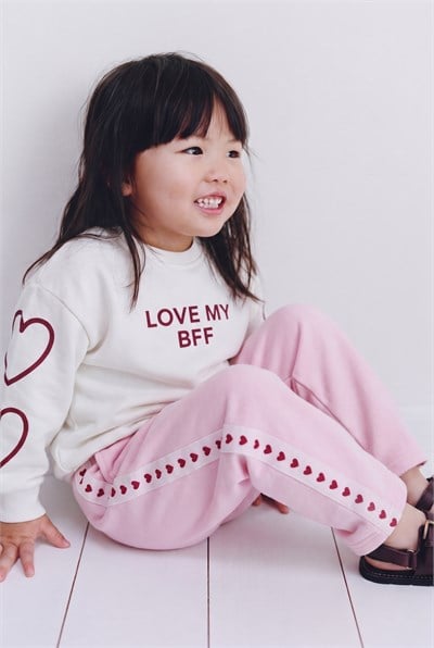 Kız Çocuk Pamuklu Kalp Detaylı Ekru Sweatshirt ve Pembe Pantolon Takımı