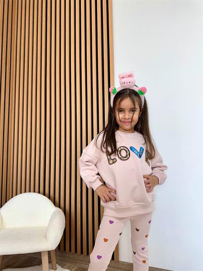 Kız Çocuk Pamuklu Pembe LOVE Nakışlı Sweatshirt ve Kalpli Tayt Takım – 2li Rahat Günlük Set
