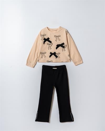 Kız Çocuk Pamuklu Bej Fiyonk Desenli Sweatshirt ve Siyah Pantolon Takım – Şık ve Rahat Kombin