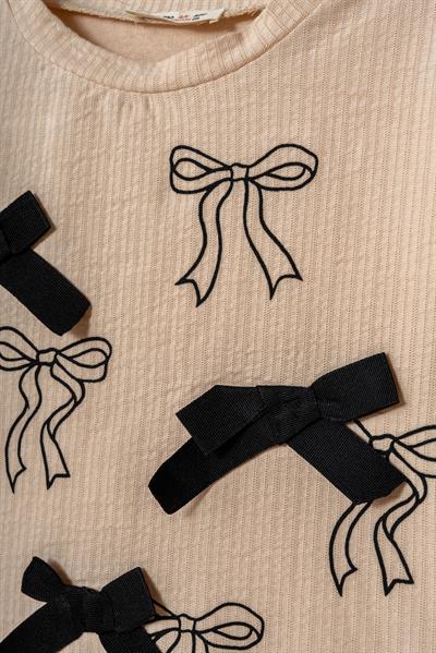 Kız Çocuk Pamuklu Bej Fiyonk Desenli Sweatshirt ve Siyah Pantolon Takım – Şık ve Rahat Kombin