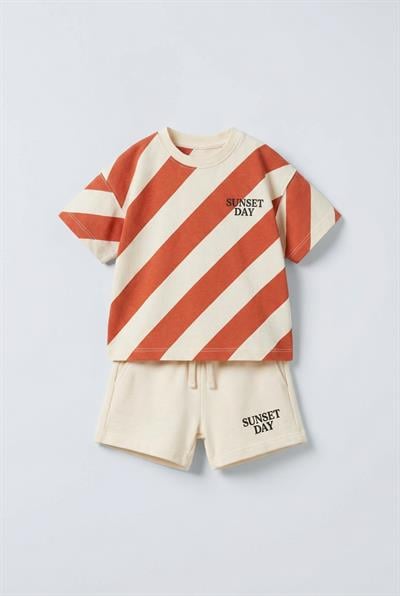 Erkek Çocuk Pamuklu Turuncu Çizgili T-Shirt ve Bej Şort Takım