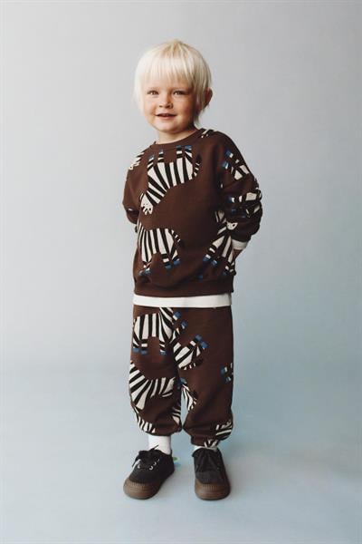 Erkek Çocuk Pamuklu Kahverengi Zebra Desenli Sweatshirt ve Eşofman Altı Takım – Günlük Rahat Kombin
