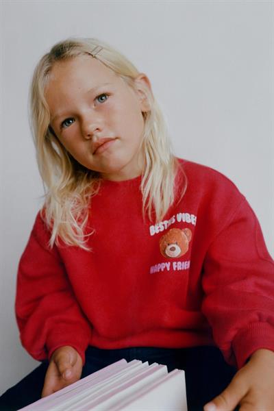 Kız Çocuk Pamuklu Kırmızı Ayı Baskılı Sweatshirt ve Nakışlı Kot Pantolon Takım – Rahat Günlük Stil