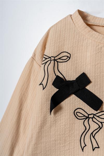 Kız Çocuk Pamuklu Bej Fiyonk Desenli Sweatshirt ve Siyah Pantolon Takım – Şık ve Rahat Kombin