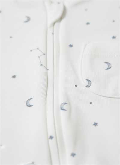 Unisex Bebek Pamuklu Ekru Gökyüzü Desenli Uzun Kollu Fermuarlı Tulum – Ay ve Yıldız Baskılı