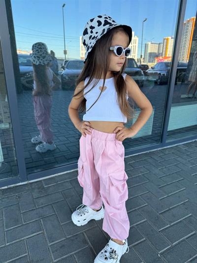 Kız Çocuk Pamuklu Pembe Cepli Kargo Pantolonlu Takım - Kalp Detaylı Crop Atlet