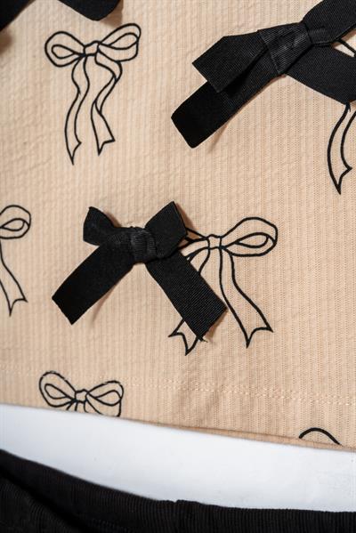 Kız Çocuk Pamuklu Bej Fiyonk Desenli Sweatshirt ve Siyah Pantolon Takım – Şık ve Rahat Kombin