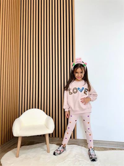 Kız Çocuk Pamuklu Pembe LOVE Nakışlı Sweatshirt ve Kalpli Tayt Takım – 2li Rahat Günlük Set
