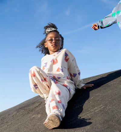 Unisex Çocuk Pamuklu Beyaz Renk Desenli Sweatshirt ve Eşofman Alt Takım – Kırmızı Mavi NAVI Baskılı