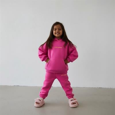 Kız Çocuk Pamuklu Pembe Kapüşonlu Eşofman Takımı – Rahat ve Trend Tasarım