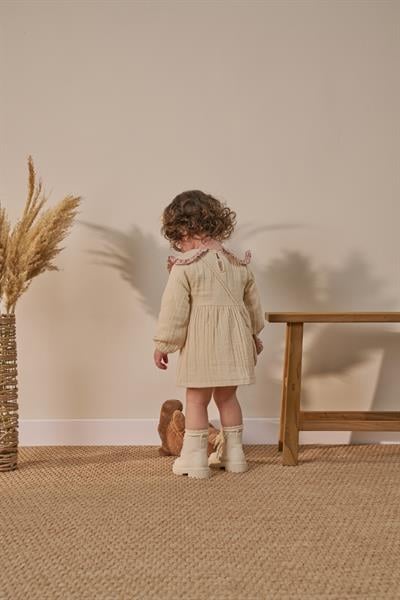 Kız Bebek Pamuklu Bej Çiçek Biyeli Müslin Elbise - Çantalı Fiyonk Detaylı