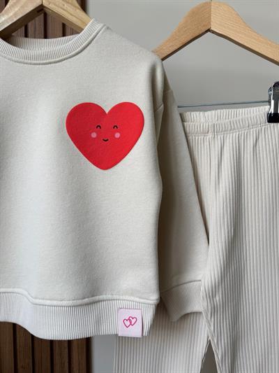 Kız Çocuk Pamuklu Bej Kalp Desenli Sweatshirt ve Geniş Paça Pantolon Takım - Yumuşak Dokulu Rahat Kalıp