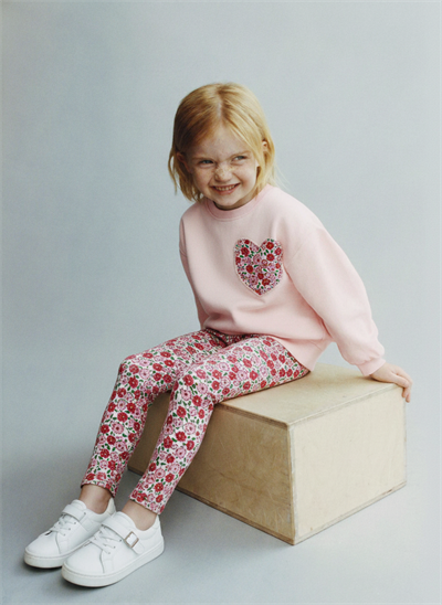 Kız Çocuk Pamuklu Pembe Kalp Desenli Sweatshirt ve Çiçekli Tayt Takım