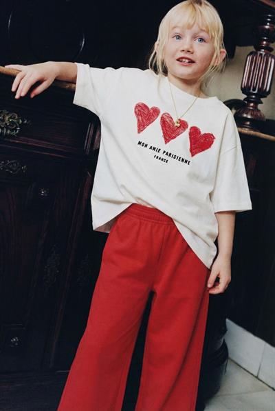 Kız Çocuk Pamuklu Ekru Kalp Baskılı T-Shirt ve Kırmızı Eşofman Takım