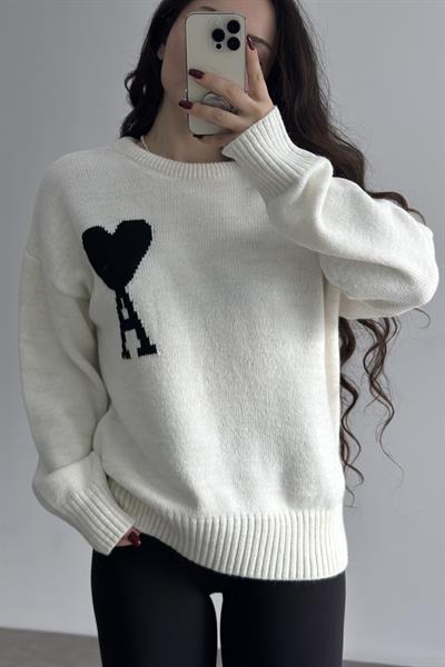 A Kalp Figür İşlemeli Triko Kazak Beyaz