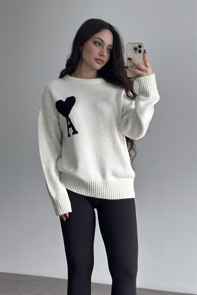 A Kalp Figür İşlemeli Triko Kazak Beyaz