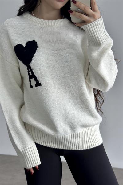 A Kalp Figür İşlemeli Triko Kazak Beyaz
