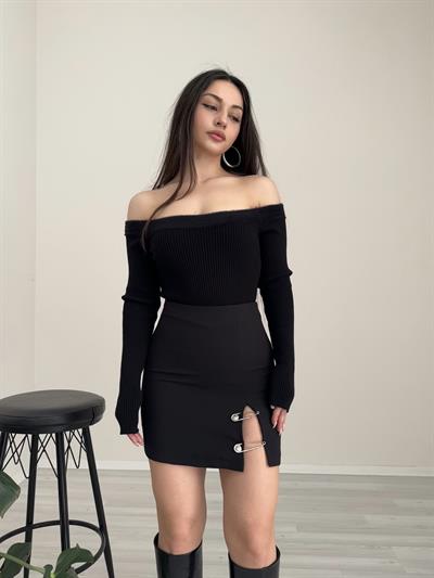 Aksesuar Detaylı Yırtmaçlı Etek