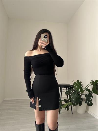 Aksesuar Detaylı Yırtmaçlı Etek