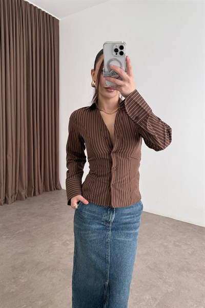 Arkadan Bağlamalı Çizgili Kahve Gömlek