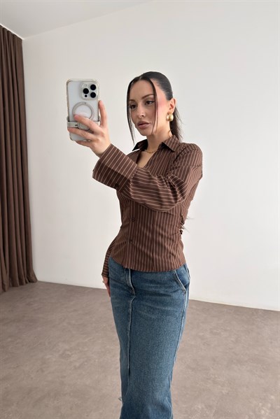 Arkadan Bağlamalı Çizgili Kahve Gömlek