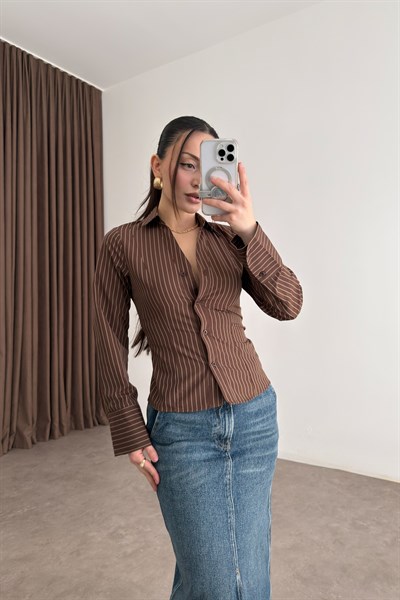 Arkadan Bağlamalı Çizgili Kahve Gömlek