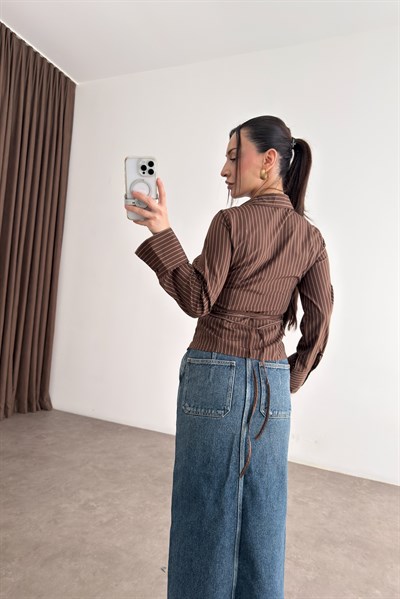 Arkadan Bağlamalı Çizgili Kahve Gömlek