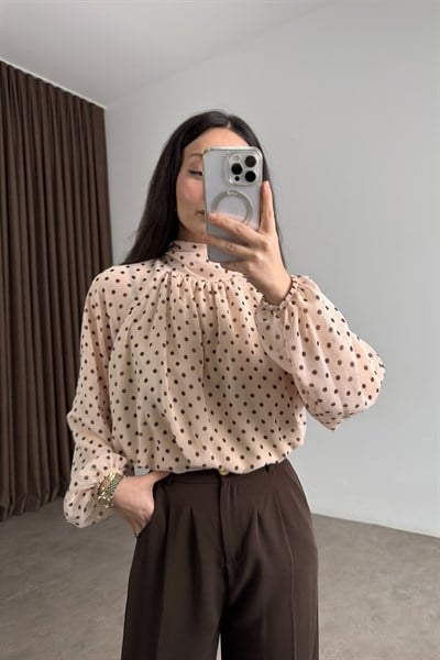 Astarlı Bağlama Yakalı Puantiyeli Bej Şifon Bluz