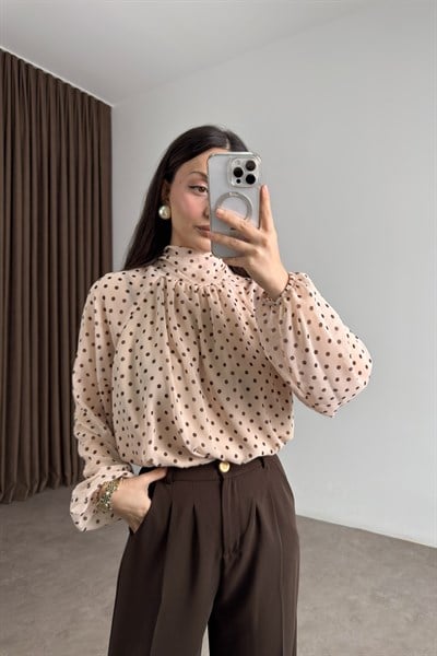 Astarlı Bağlama Yakalı Puantiyeli Bej Şifon Bluz