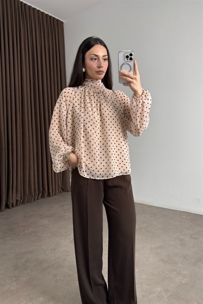 Astarlı Bağlama Yakalı Puantiyeli Bej Şifon Bluz