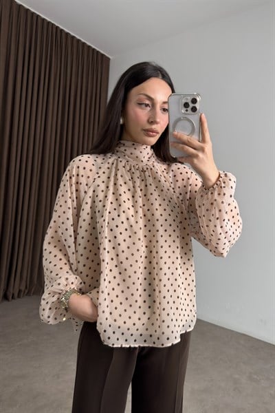 Astarlı Bağlama Yakalı Puantiyeli Bej Şifon Bluz