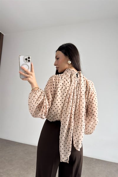 Astarlı Bağlama Yakalı Puantiyeli Bej Şifon Bluz