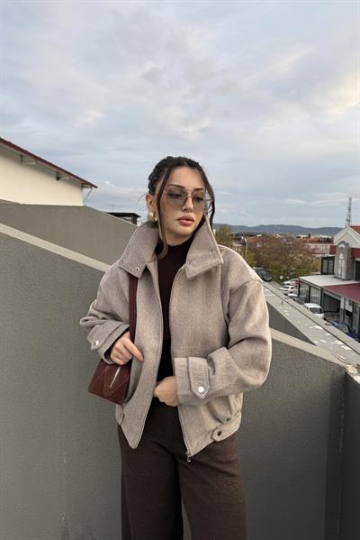 Bej Çizgili Dik Yakalı Kaşe Mont