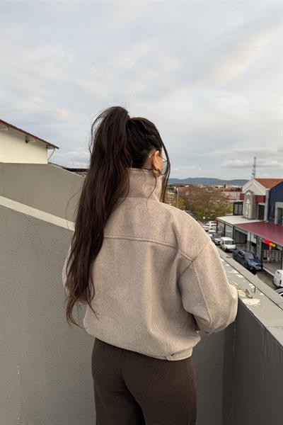 Bej Çizgili Dik Yakalı Kaşe Mont