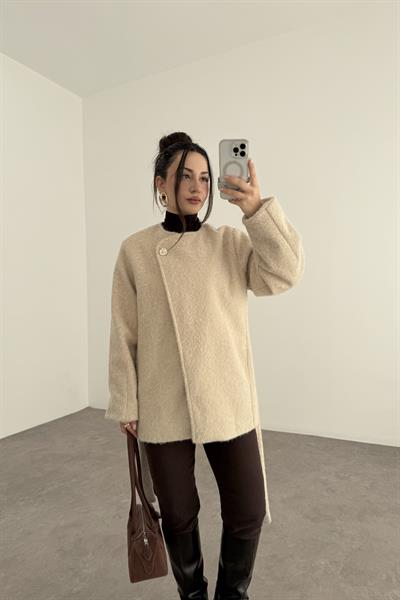 Buklet Kumaş Düğme Detaylı Kuşaklı Ekru Palto